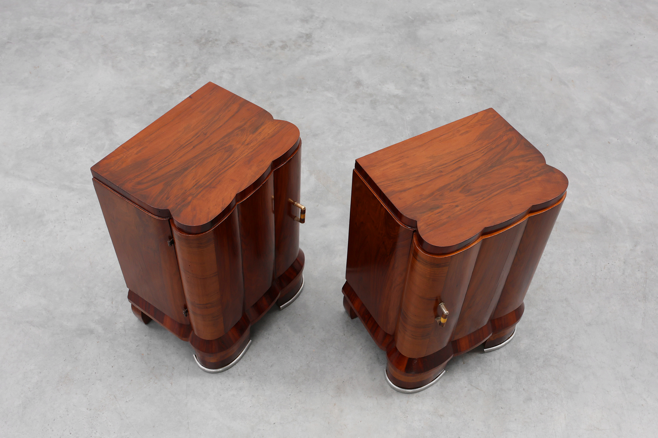 Pair of Art Deco Nightstands in Walnut, Italy 1920sthumbnail